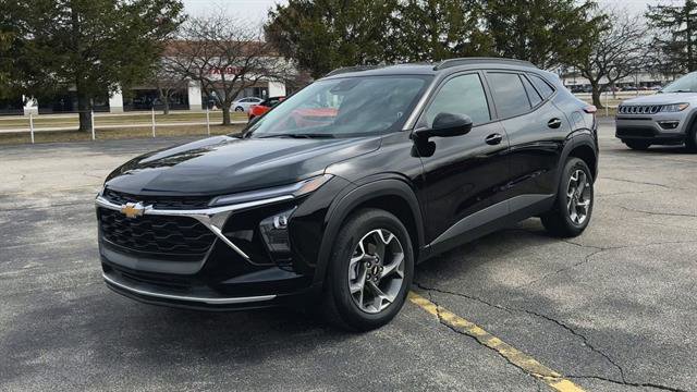 Used 2025 Chevrolet Trax LT w/ Sunroof Package FWD image 4
