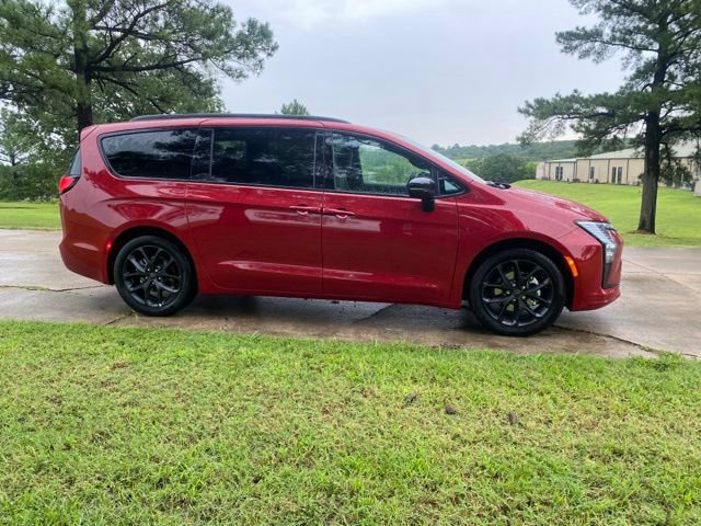 New 2027 Chrysler Pacifica Limited w/ S Appearance Package FWD image 13