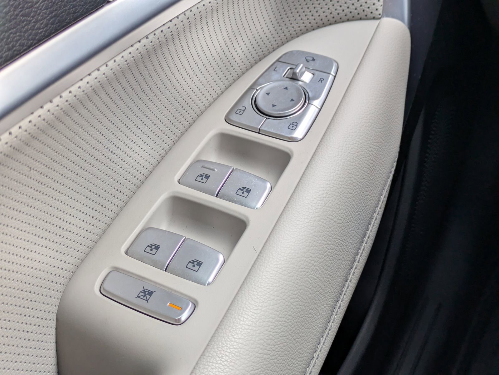 Used 2023 Genesis G70 3.3T RWD image 25