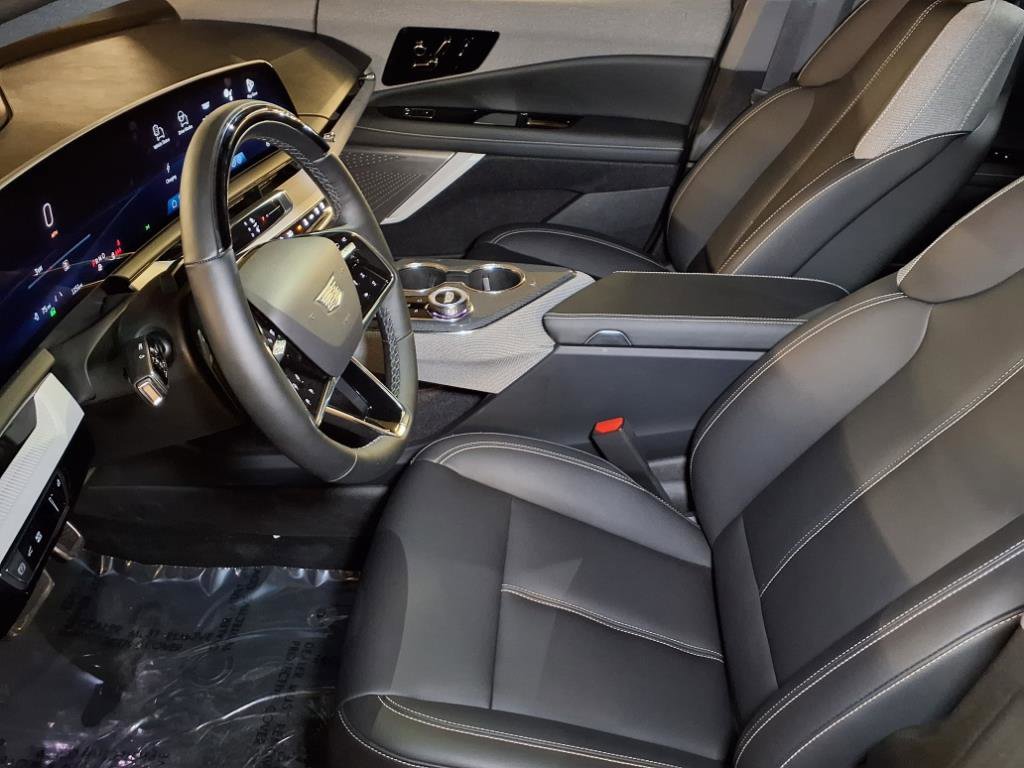 Used 2025 Cadillac Optiq Sport 1 w/ LPO, ONYX Package image 16