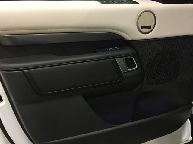 New 2024 Land Rover Discovery Metropolitan Edition image 9