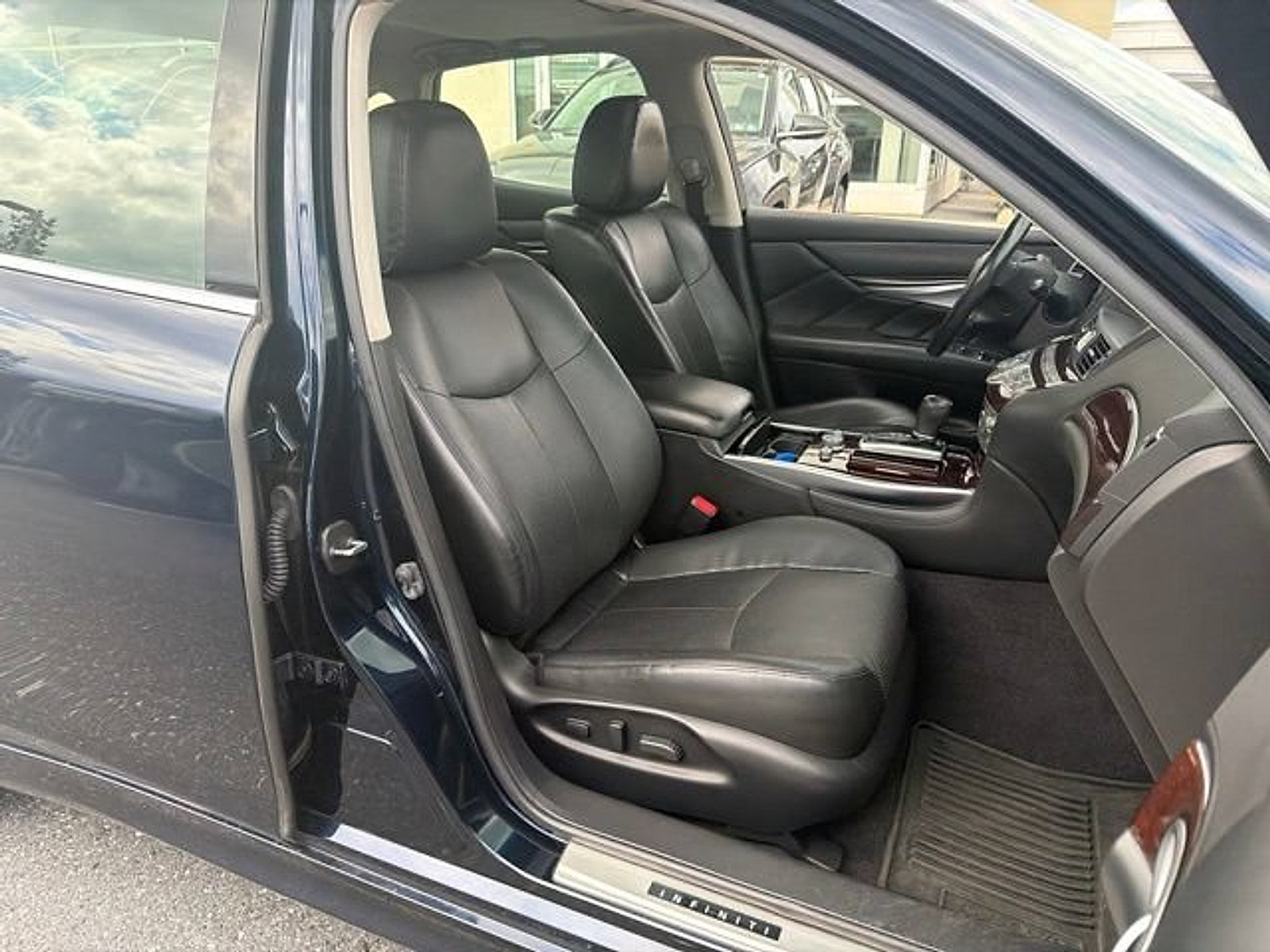 Used 2015 INFINITI Q70 3.7 AWD/4WD image 16