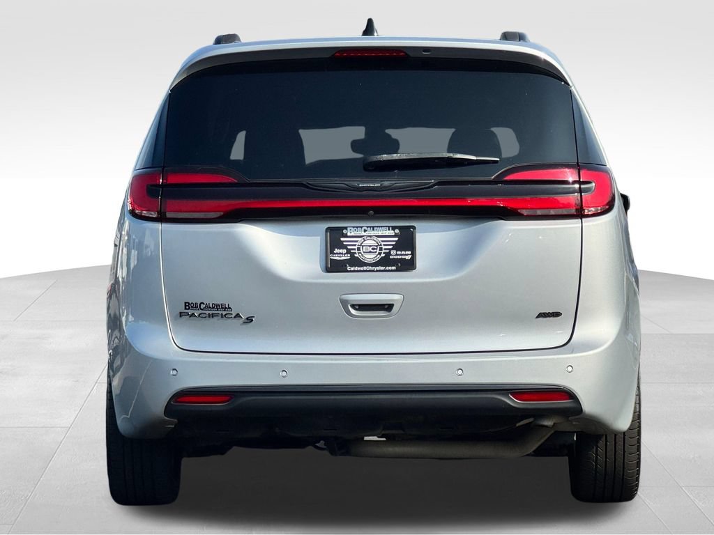 Used 2023 Chrysler Pacifica Touring-L w/ S Appearance Package AWD/4WD image 6