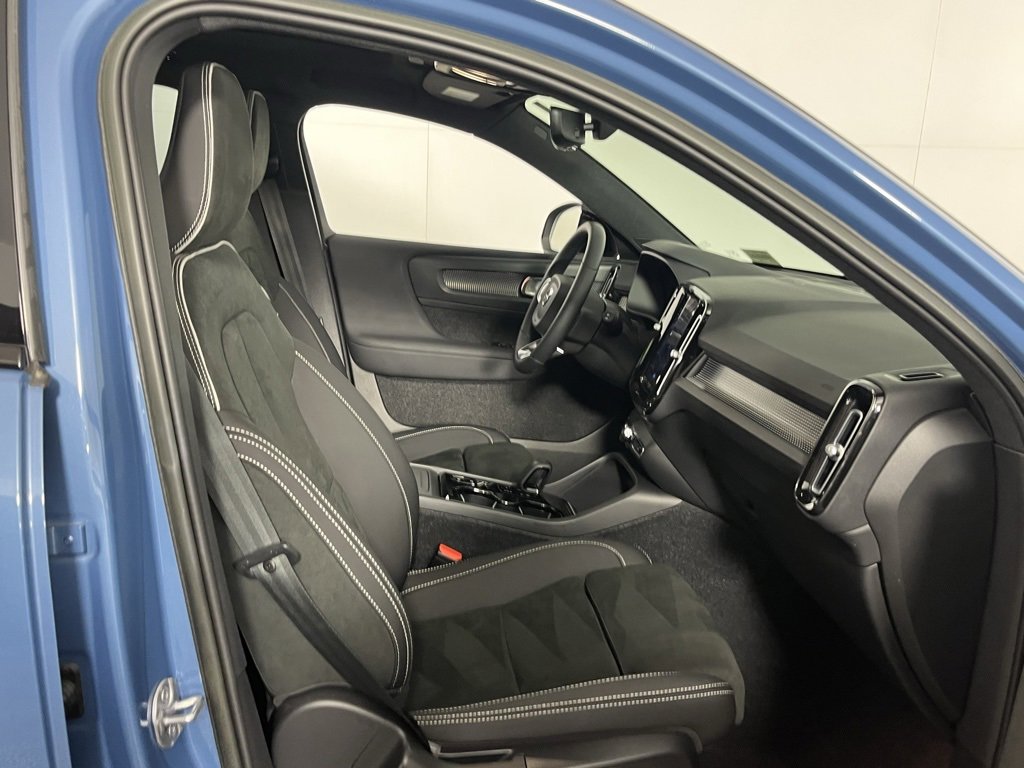 Used 2023 Volvo XC40 B5 Ultimate w/ Protection Package image 35