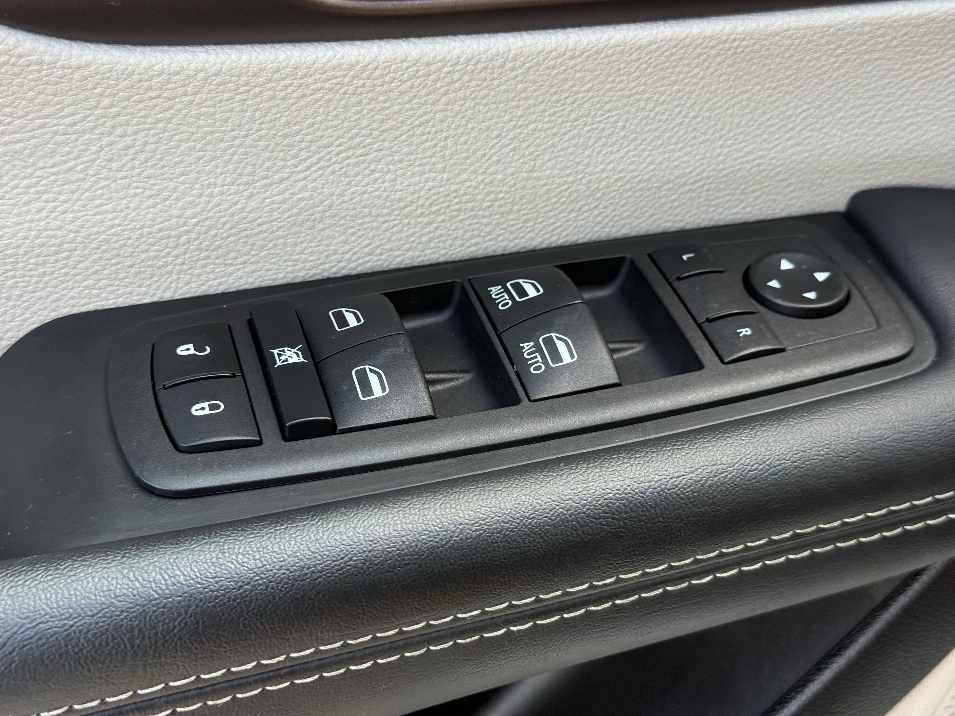 Used 2023 Chrysler Voyager LX FWD image 24