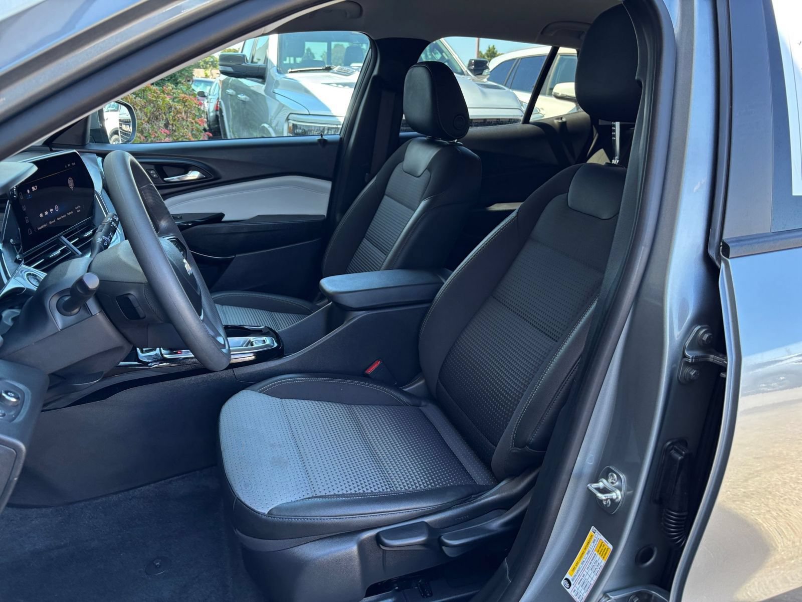 Used 2025 Chevrolet Trax LT FWD image 65