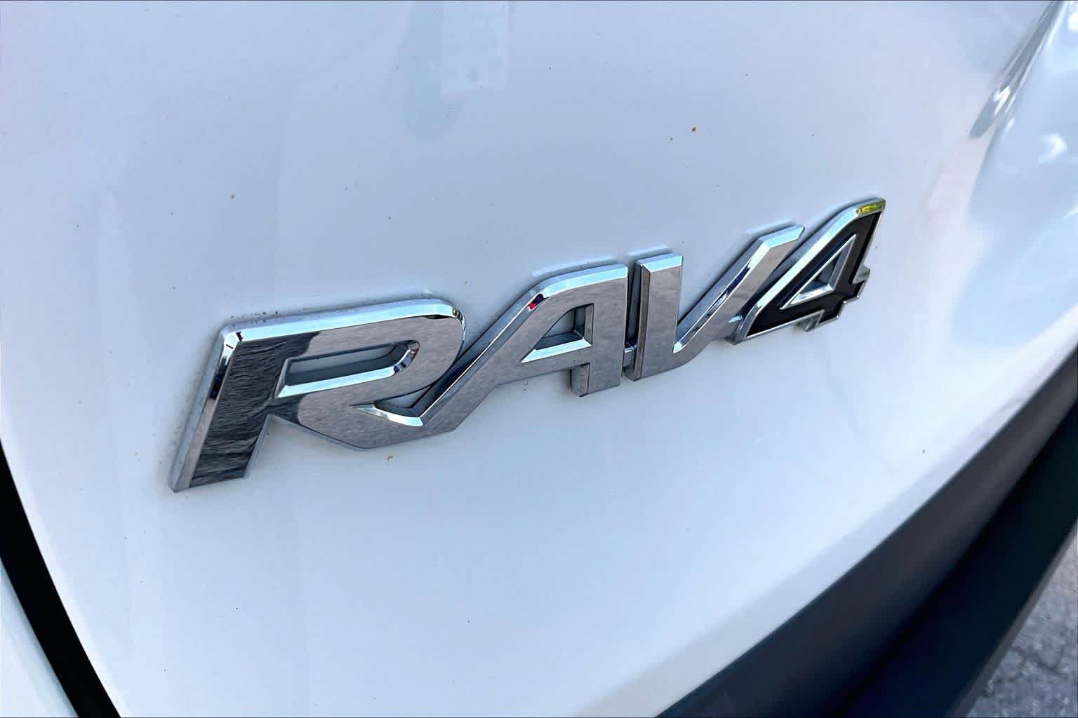Certified 2022 Toyota RAV4 XLE Premium AWD/4WD image 10