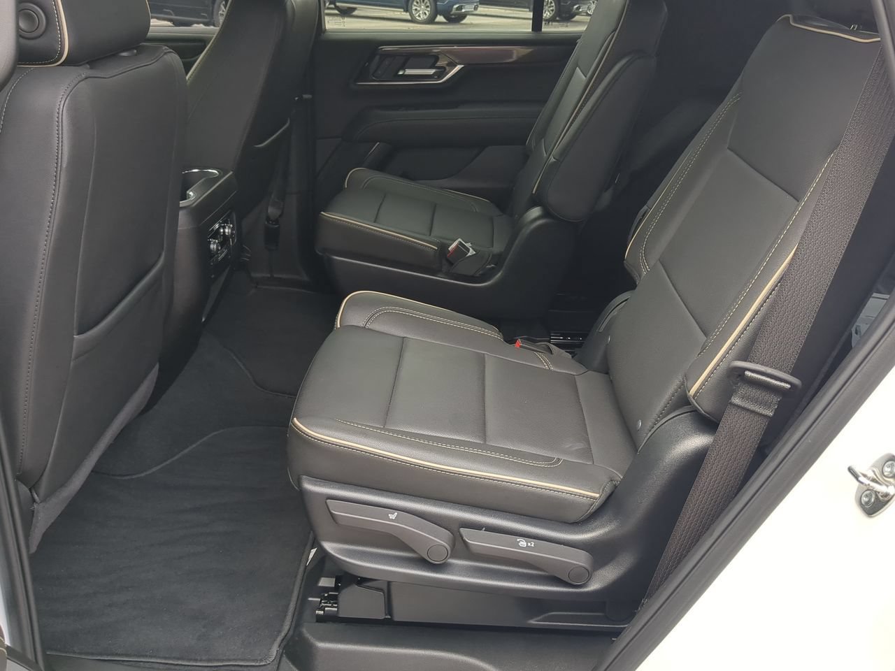 Used 2025 GMC Yukon Elevation AWD/4WD image 26