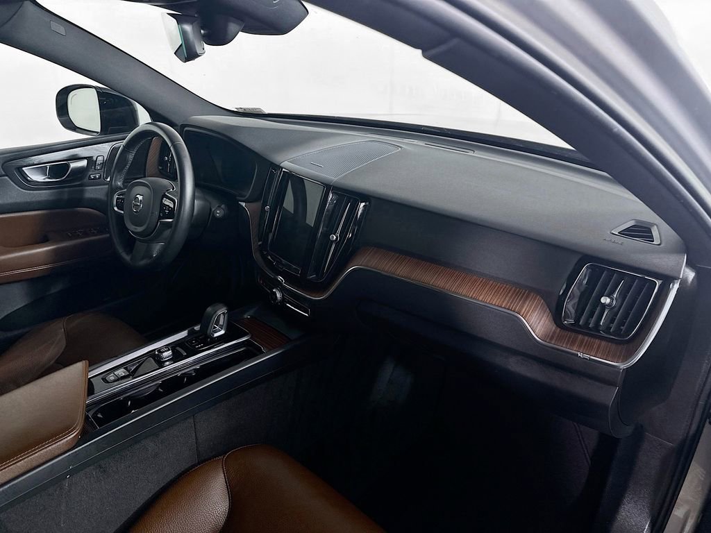 Used 2023 Volvo XC60 B5 Plus image 32