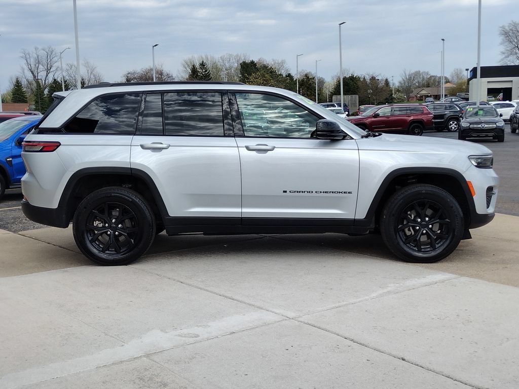 Used 2025 Jeep Grand Cherokee Altitude AWD/4WD image 13