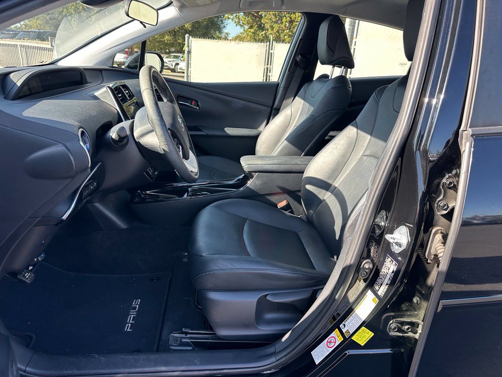 Certified 2017 Toyota Prius Three Touring FWD image 9