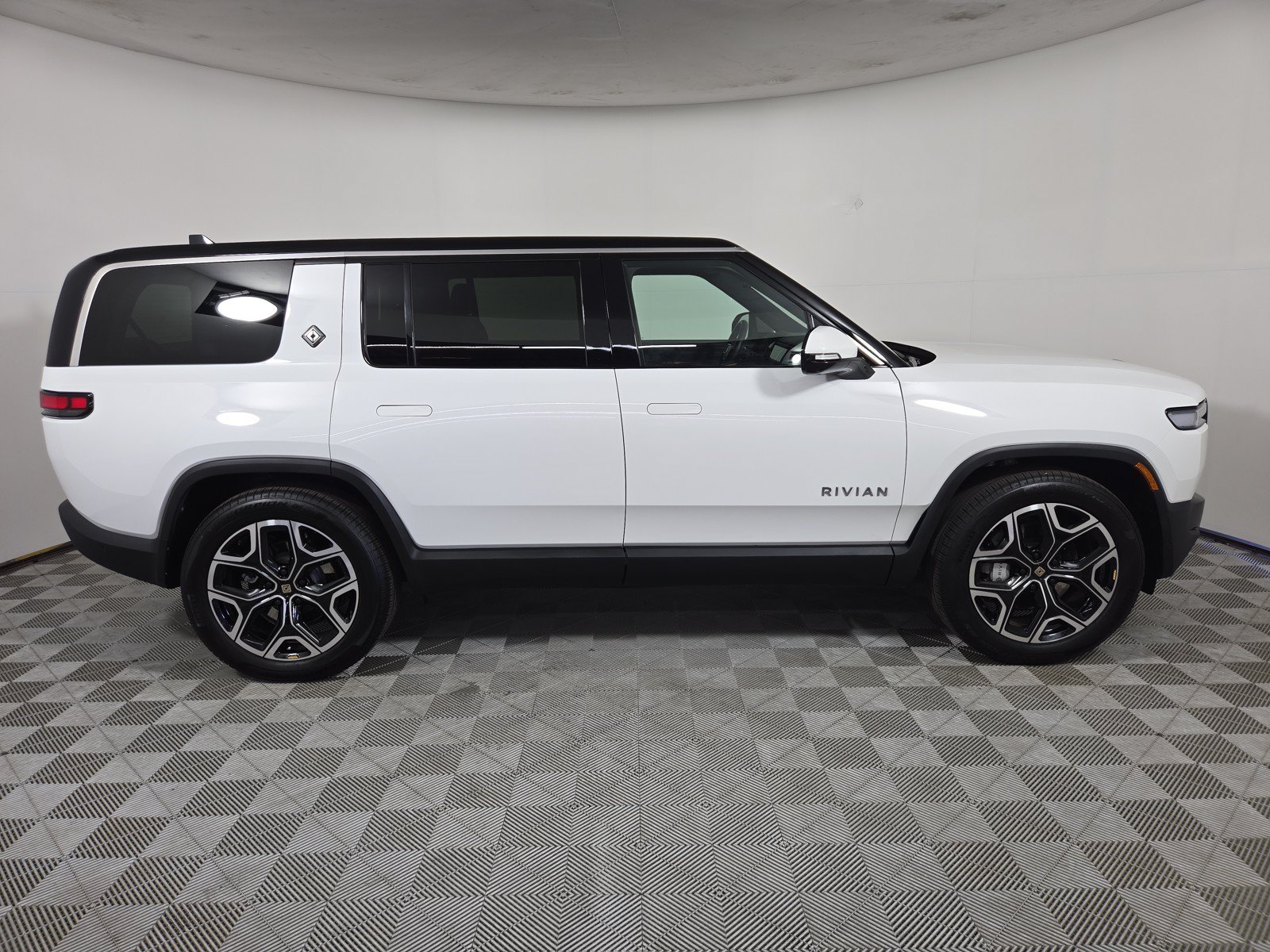 Used 2025 Rivian R1S Adventure AWD/4WD image 6