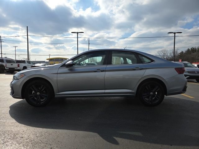 Used 2023 Volkswagen Jetta SE w/ Panoramic Sunroof Package image 4