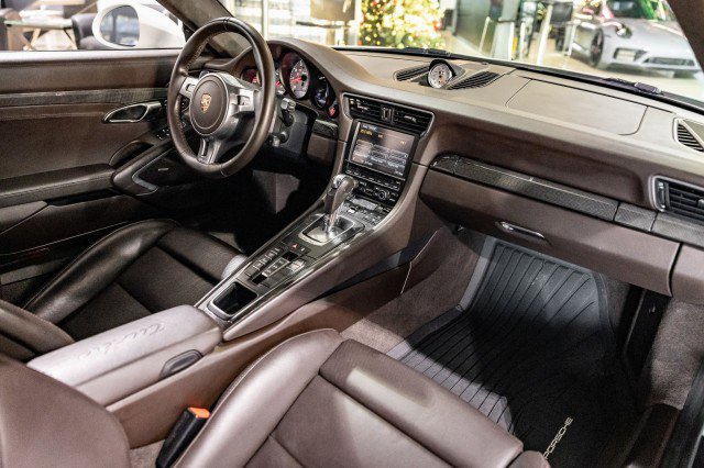 Used 2015 Porsche 911 Turbo S image 33