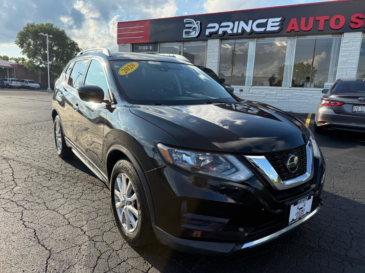 Used 2020 Nissan Rogue SV FWD image 1