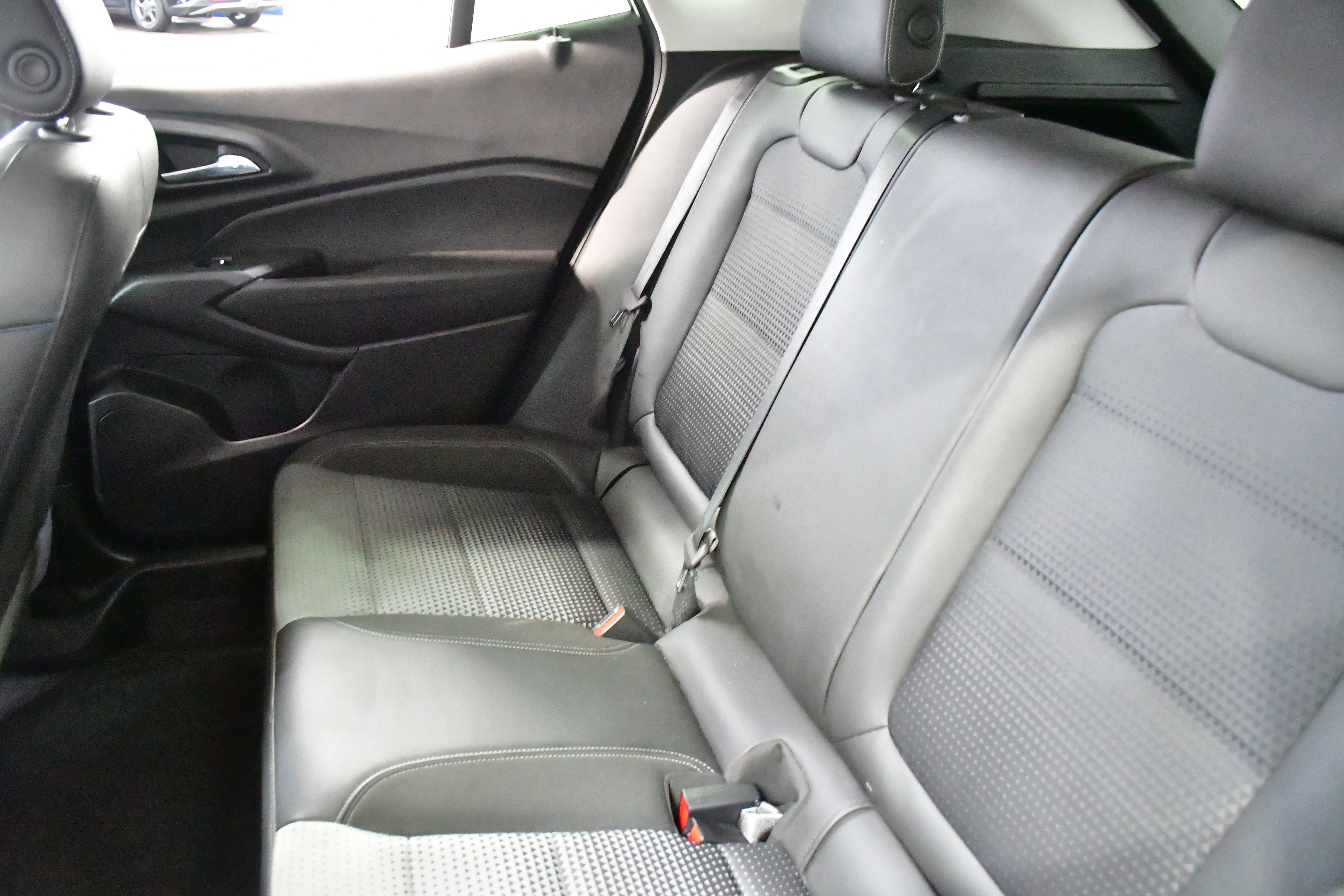 Used 2025 Chevrolet Trax LT w/ LT Convenience Package FWD image 10