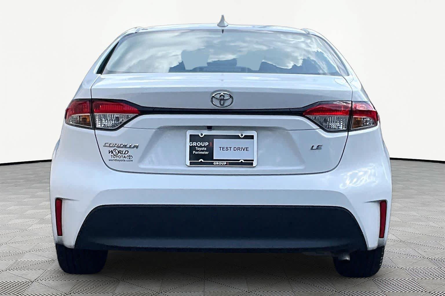 Used 2025 Toyota Corolla LE FWD image 5