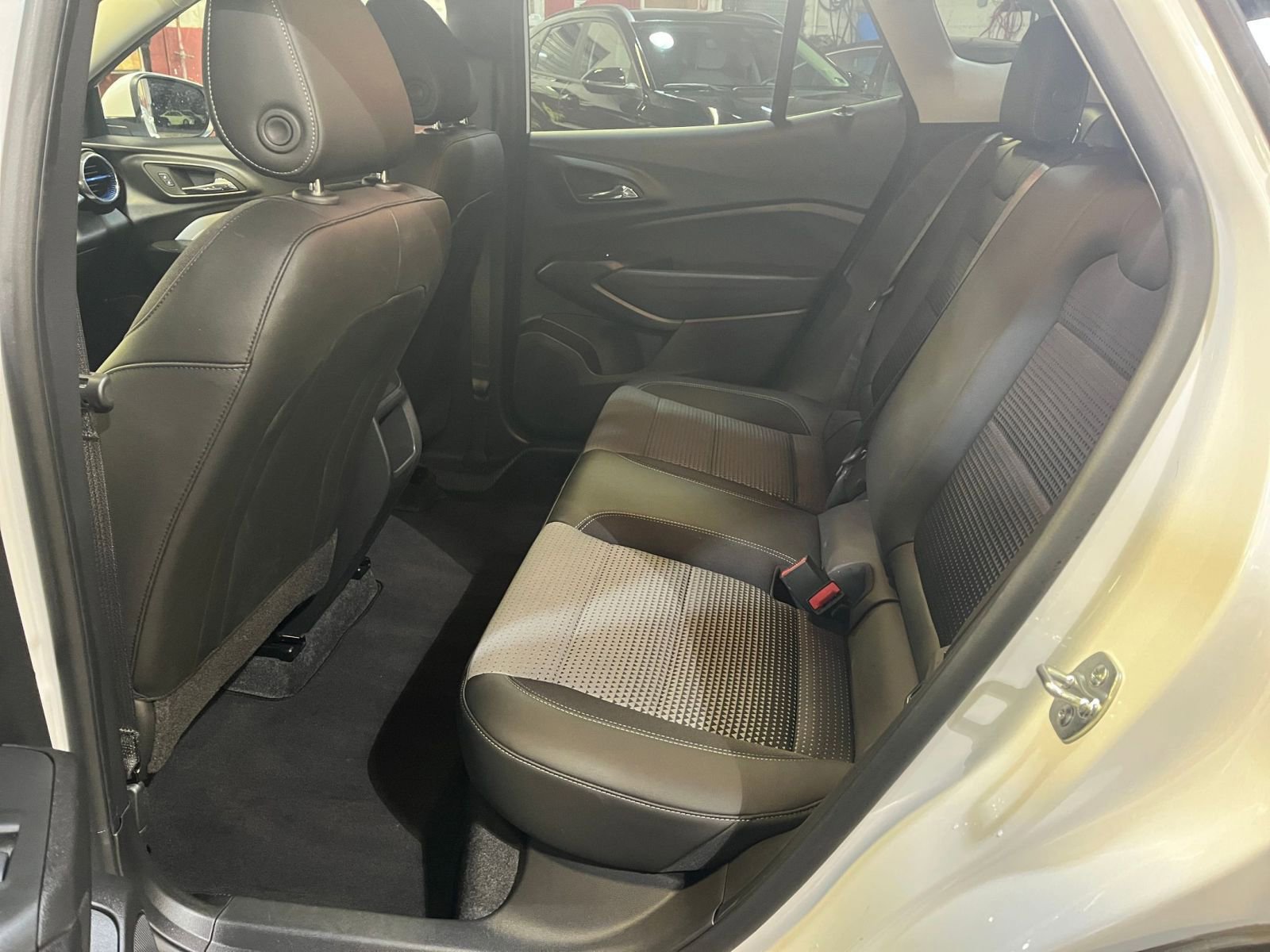 Used 2025 Chevrolet Trax LT w/ LT Convenience Package image 24