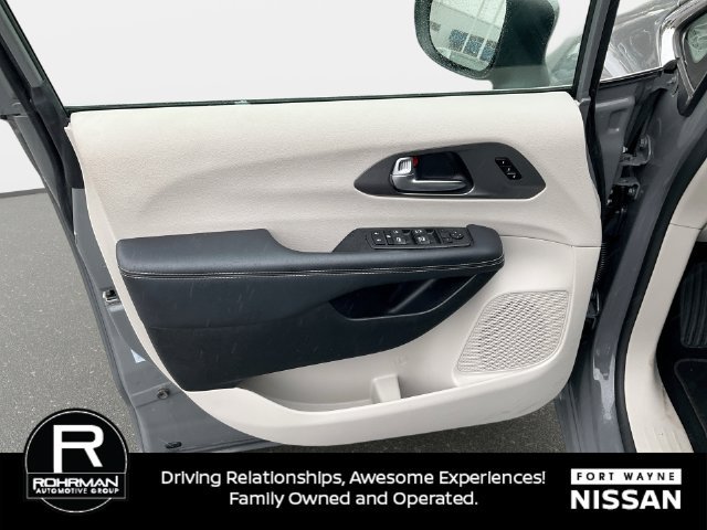 Used 2023 Chrysler Pacifica Touring-L FWD image 27