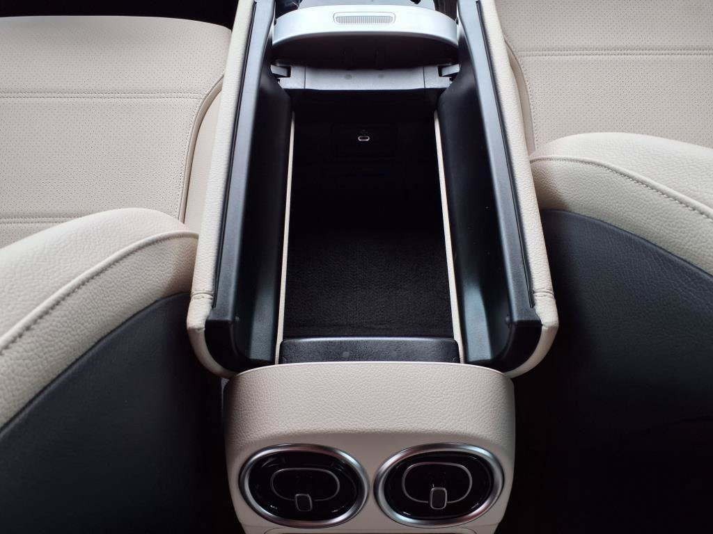 Used 2025 Mercedes-Benz C 300 Sedan image 17