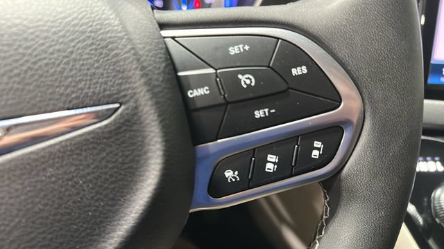 Used 2024 Chrysler Pacifica Touring-L FWD image 11