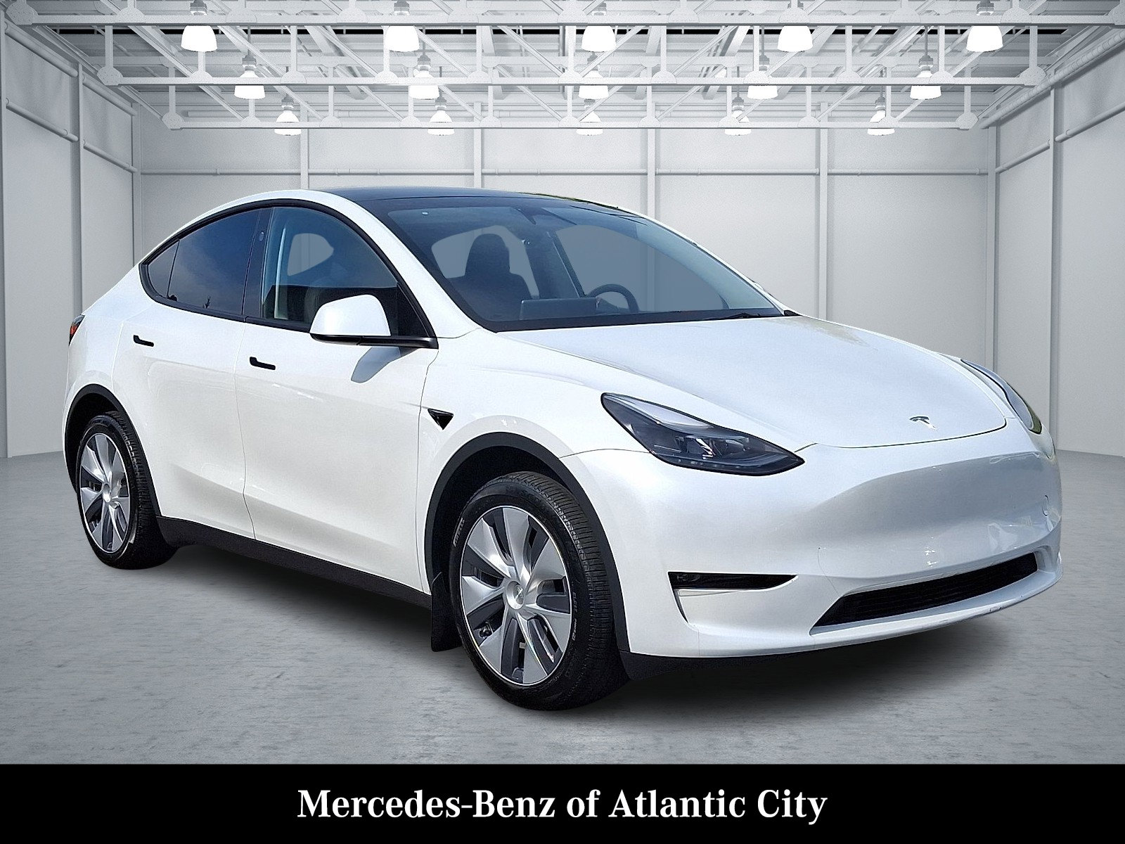 Used 2023 Tesla Model Y Long Range AWD/4WD image 1