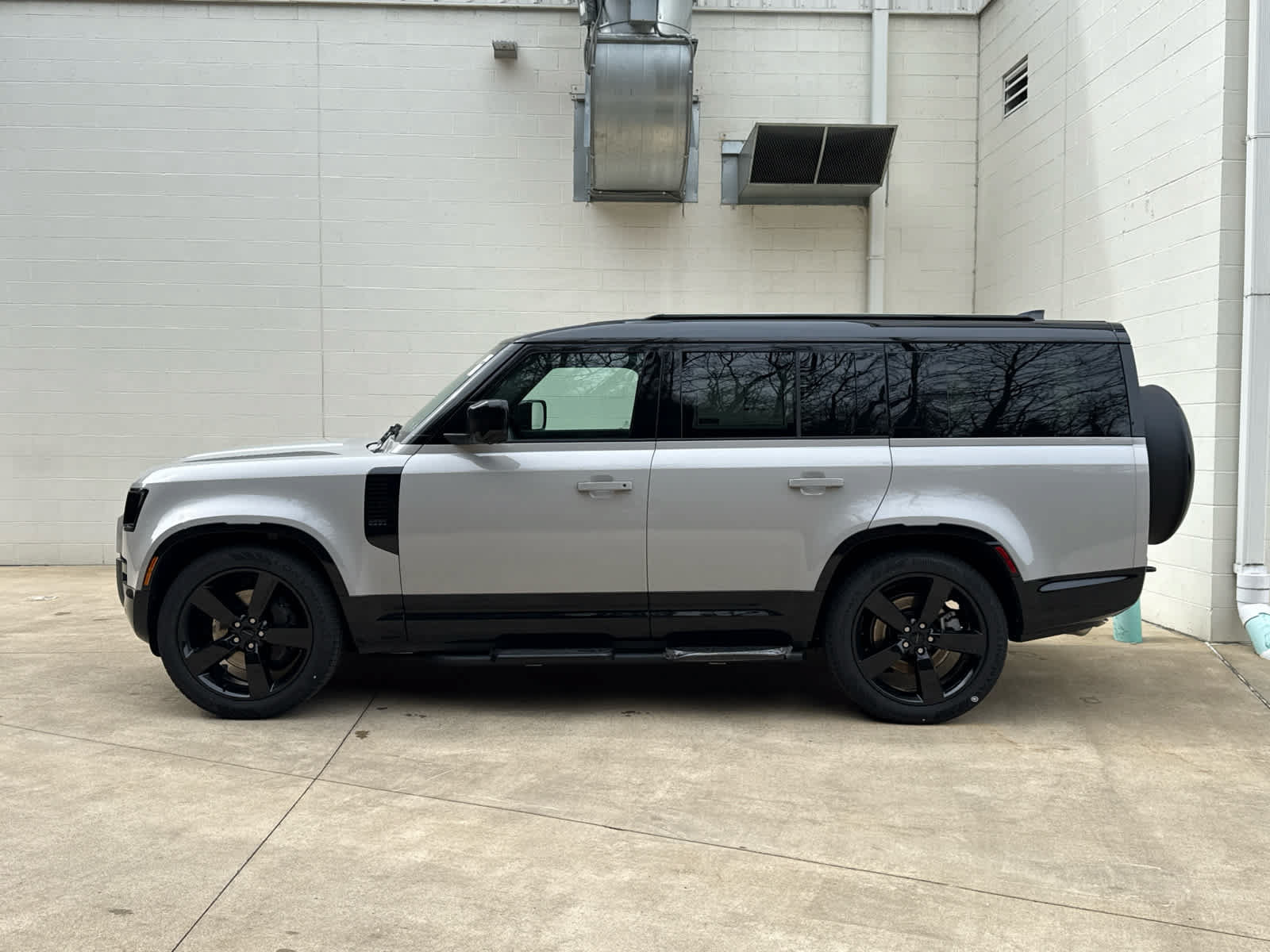 Used 2026 Land Rover Defender 130 X-Dynamic SE AWD/4WD image 5