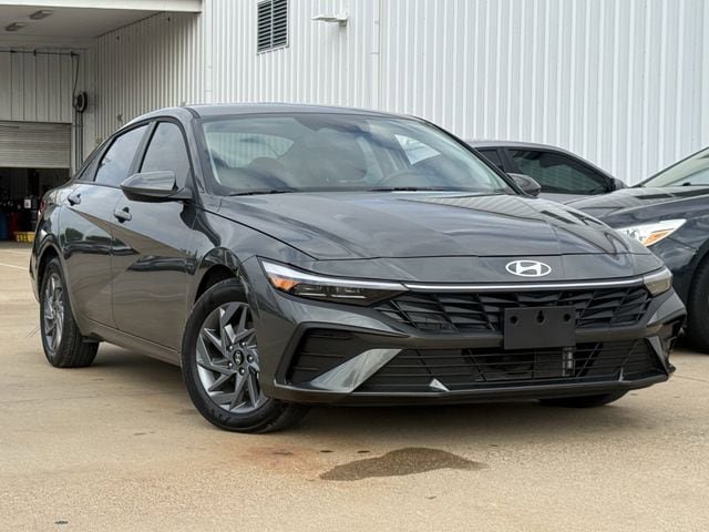 Used 2025 Hyundai Elantra Hybrid FWD image 2