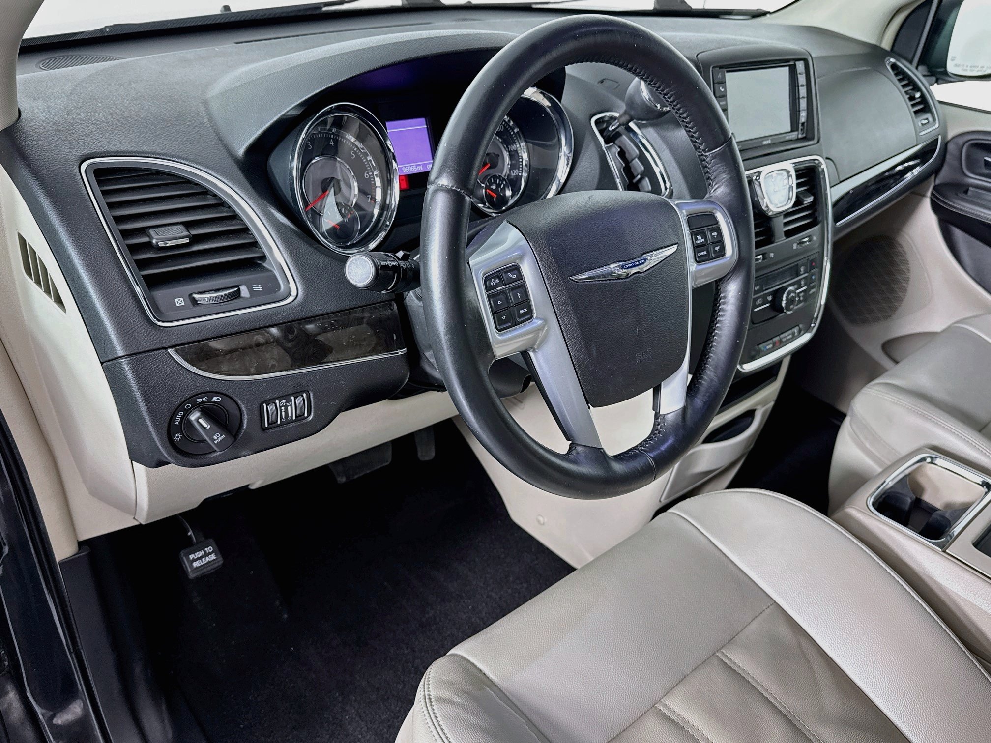 Used 2013 Chrysler Town & Country Touring FWD image 9