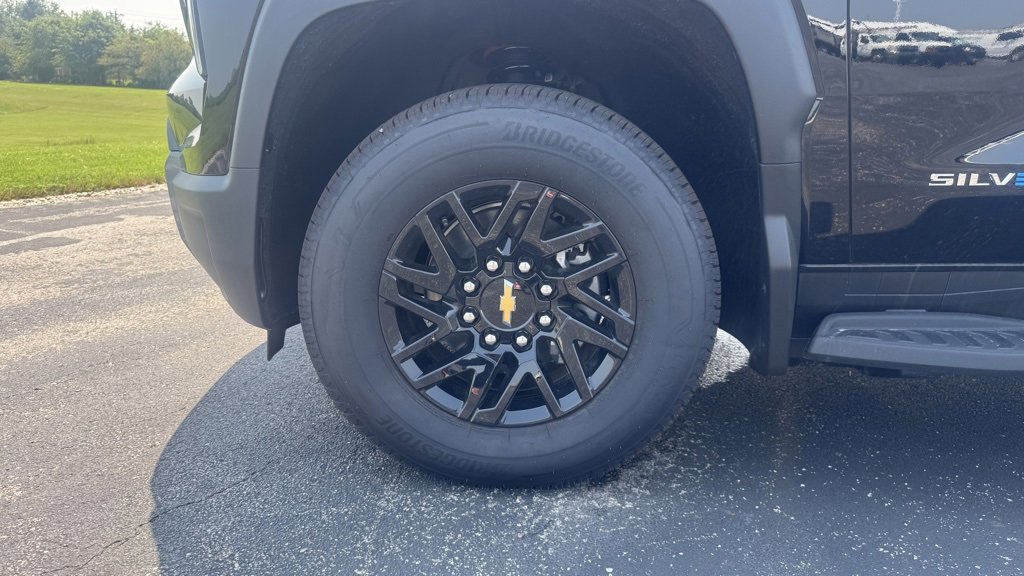 New 2025 Chevrolet Silverado EV LT image 28