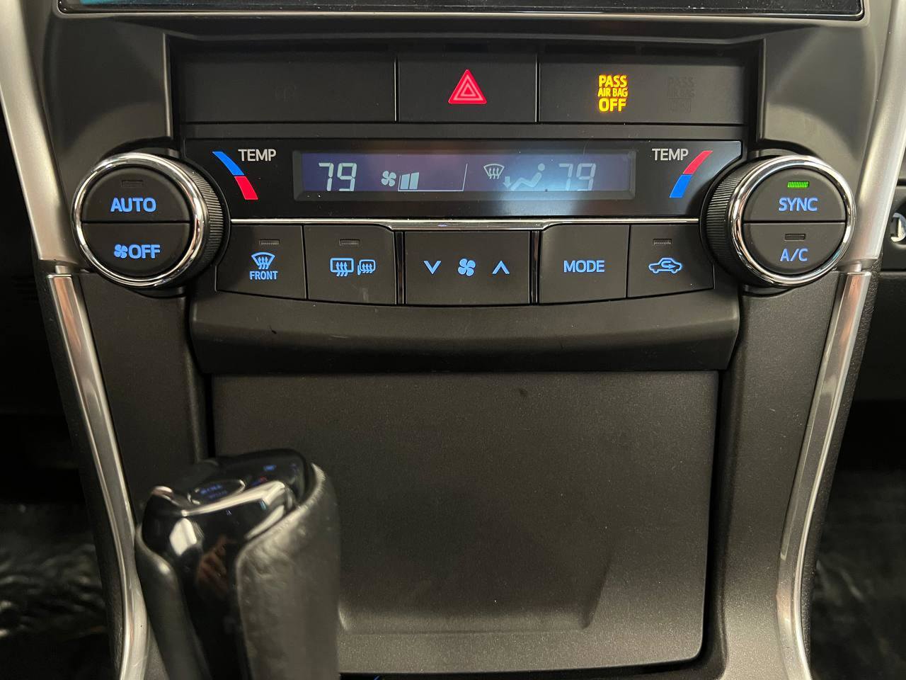 Used 2015 Toyota Camry SE w/ Moonroof Package FWD image 21