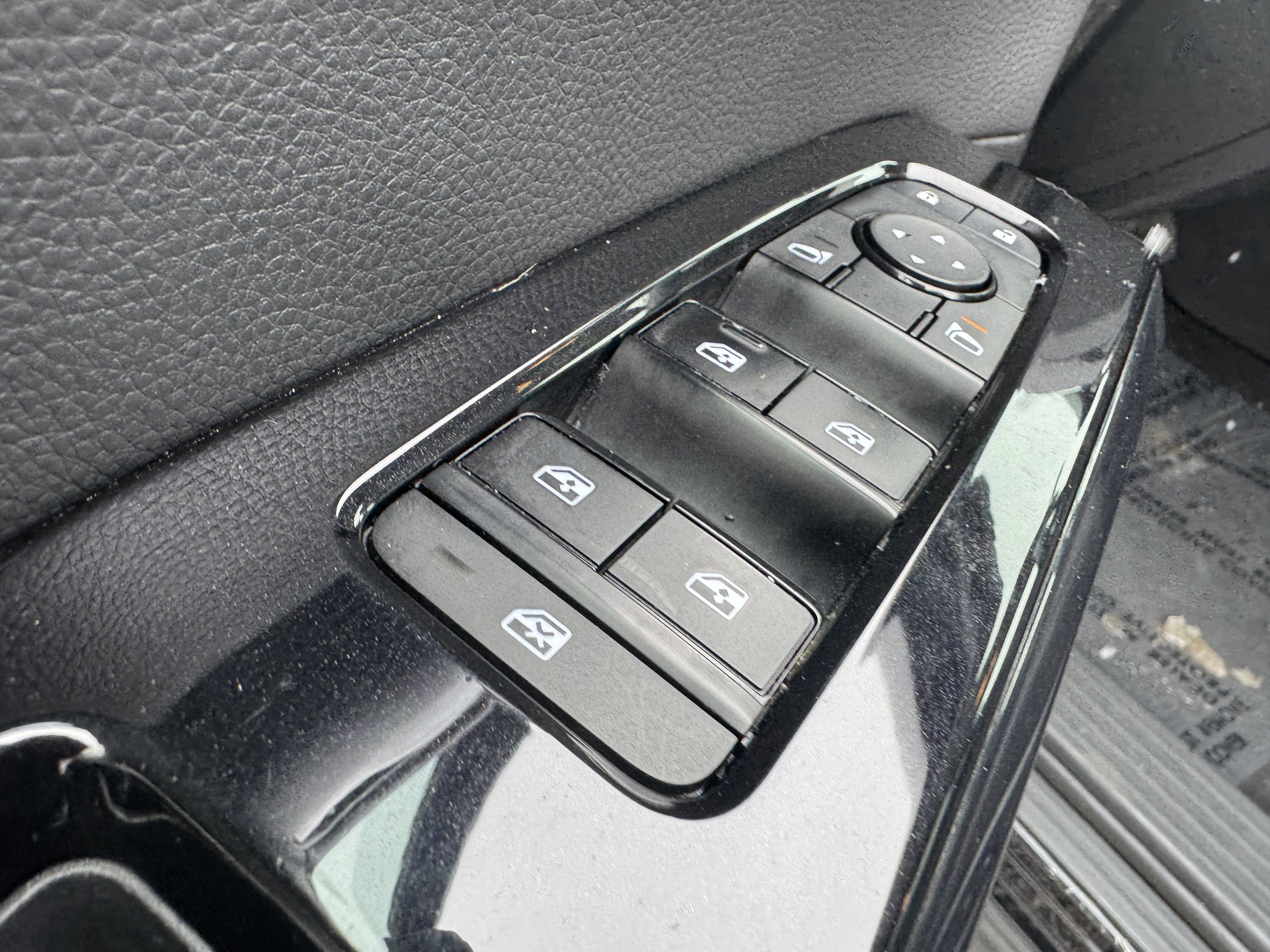 Used 2022 Nissan Pathfinder SV image 10