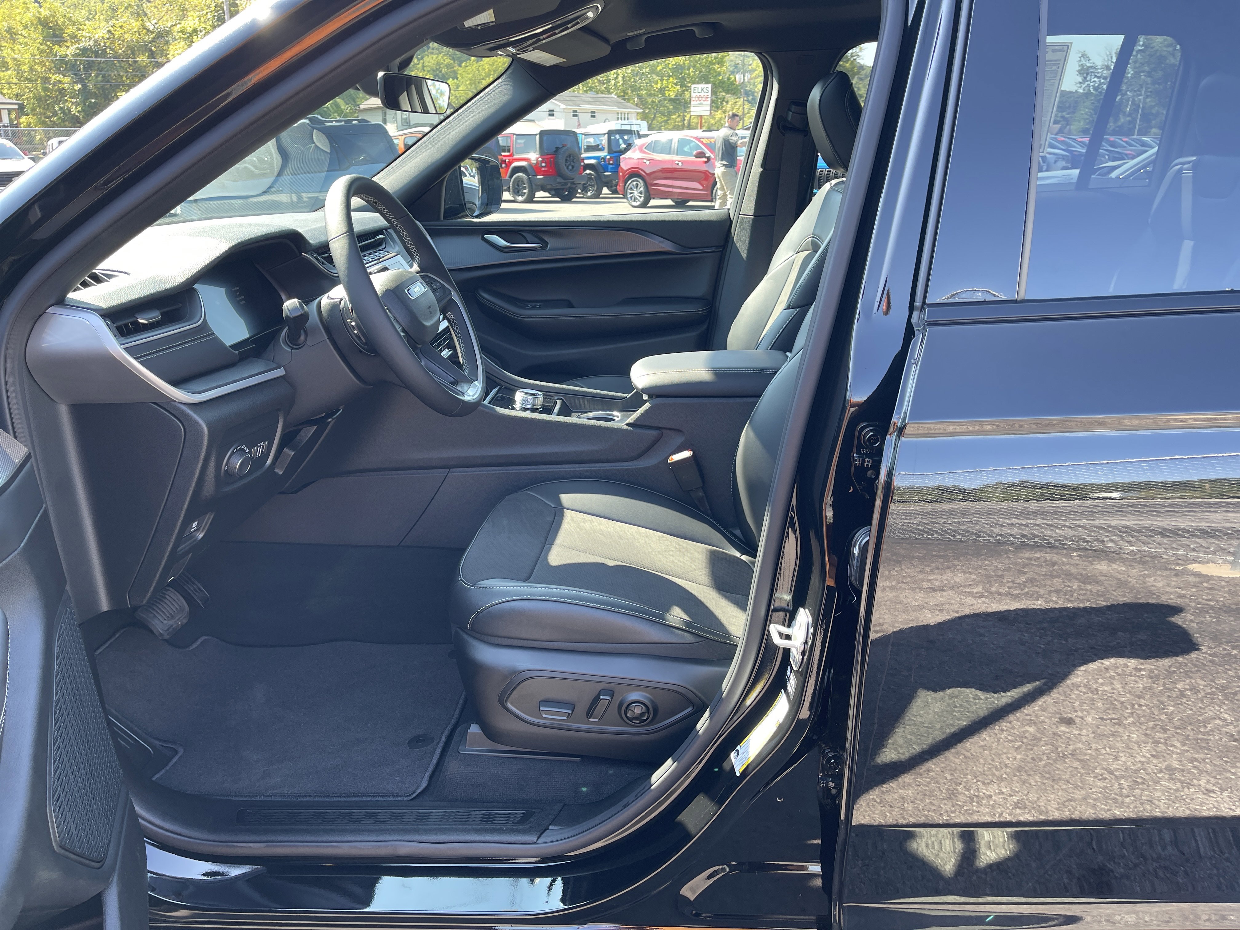 New 2025 Jeep Grand Cherokee L Altitude image 10