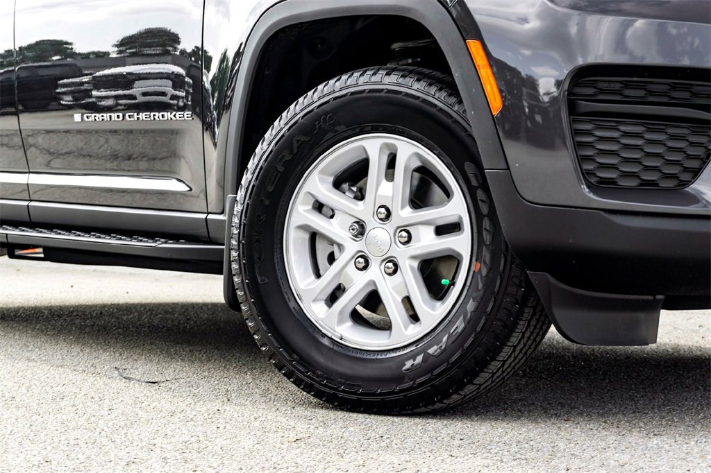 New 2025 Jeep Grand Cherokee Laredo w/ Luxury Tech Group I image 2