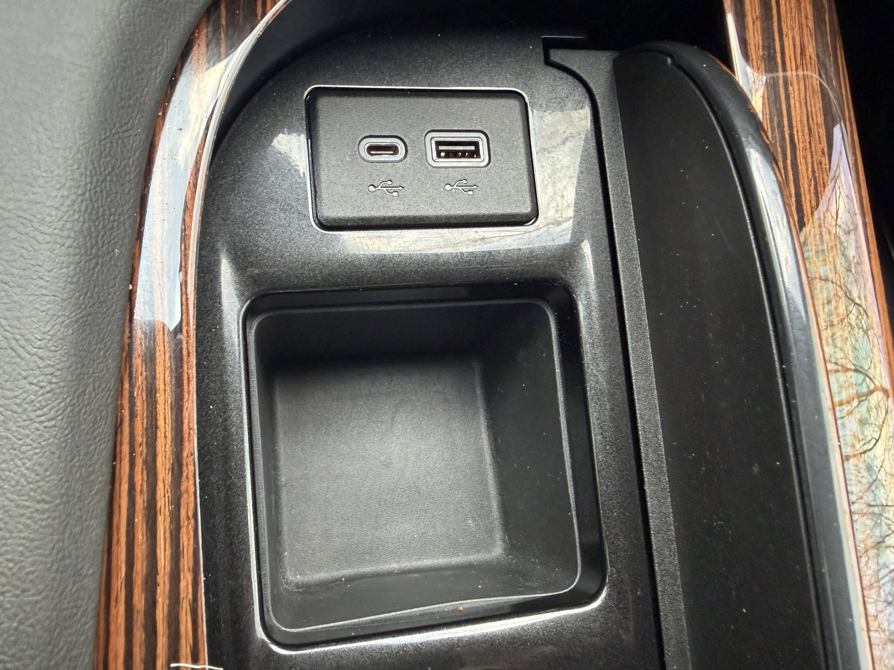 Used 2022 Cadillac Escalade ESV Premium Luxury w/ Performance Package AWD/4WD image 31