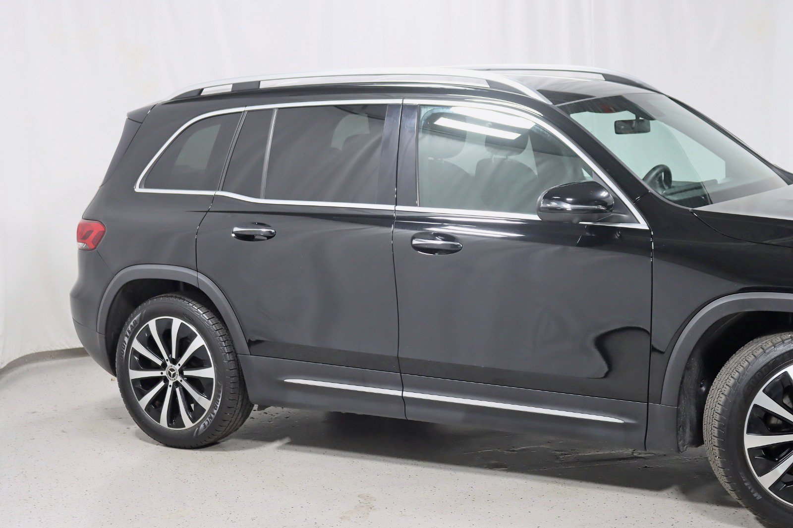 Used 2021 Mercedes-Benz GLB 250 4MATIC w/ Premium Package image 3