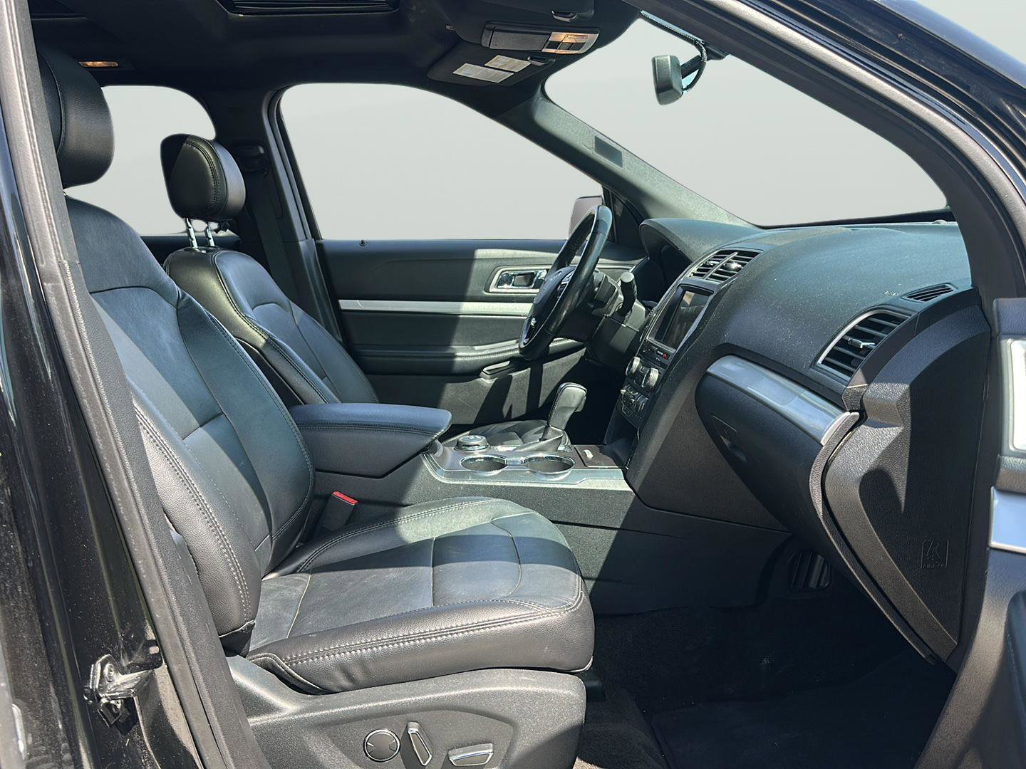 Used 2017 Ford Explorer XLT w/ Equipment Group 202A image 26