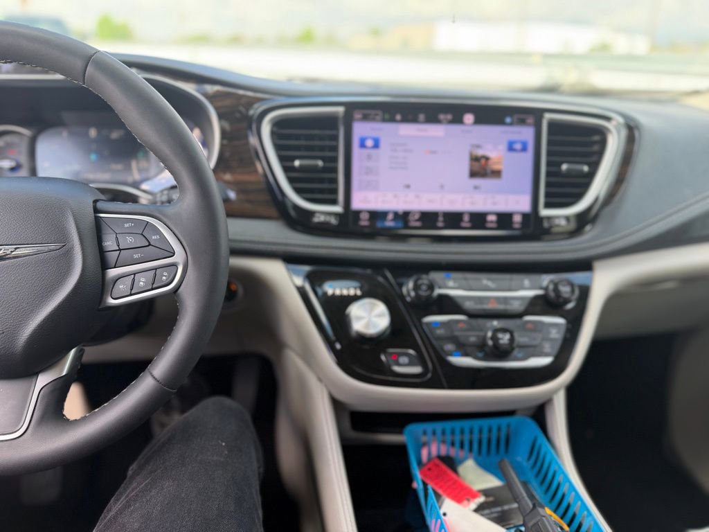 Used 2023 Chrysler Pacifica Limited image 7