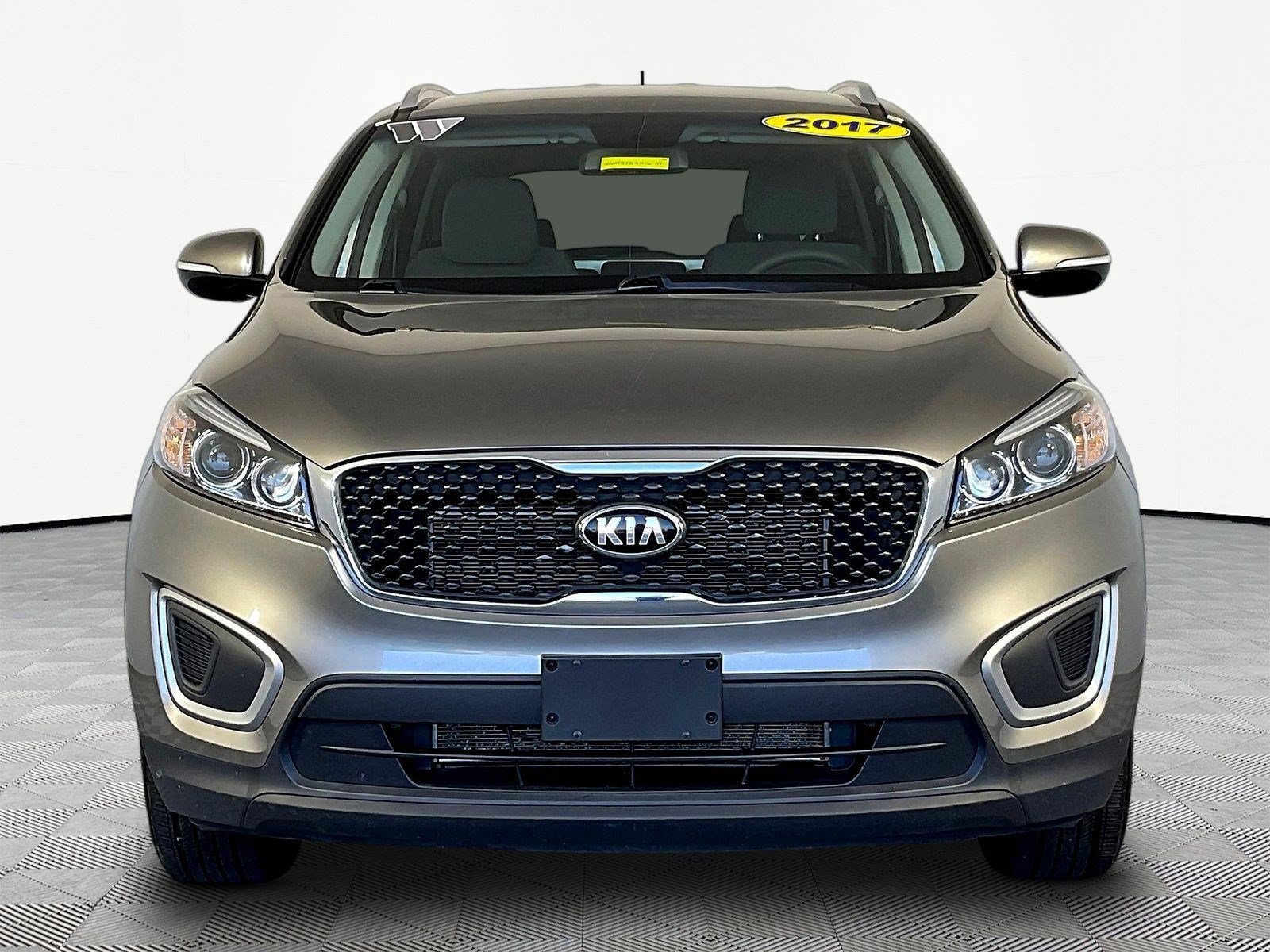 Used 2017 Kia Sorento FWD image 2