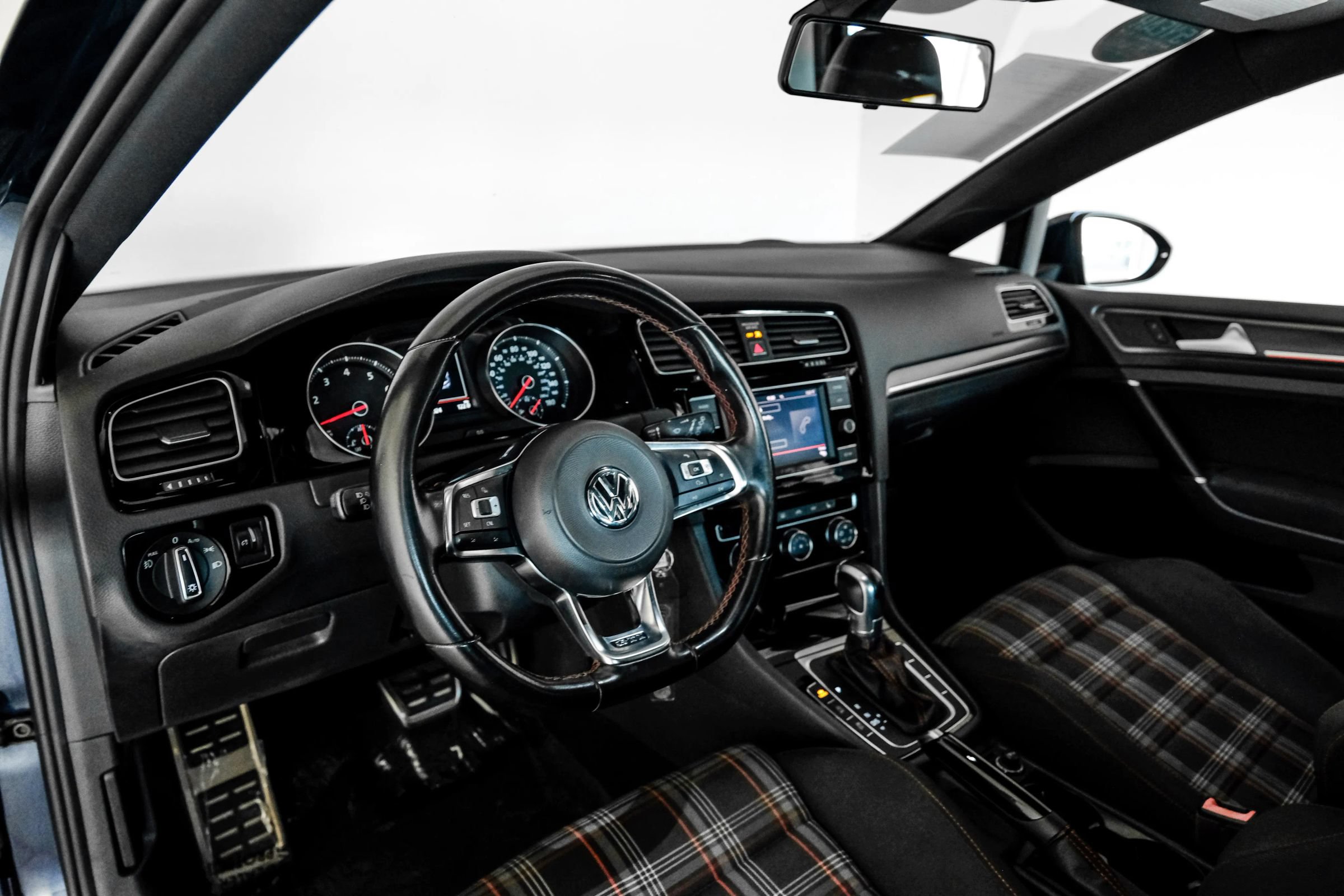 Used 2018 Volkswagen GTI SE FWD image 2