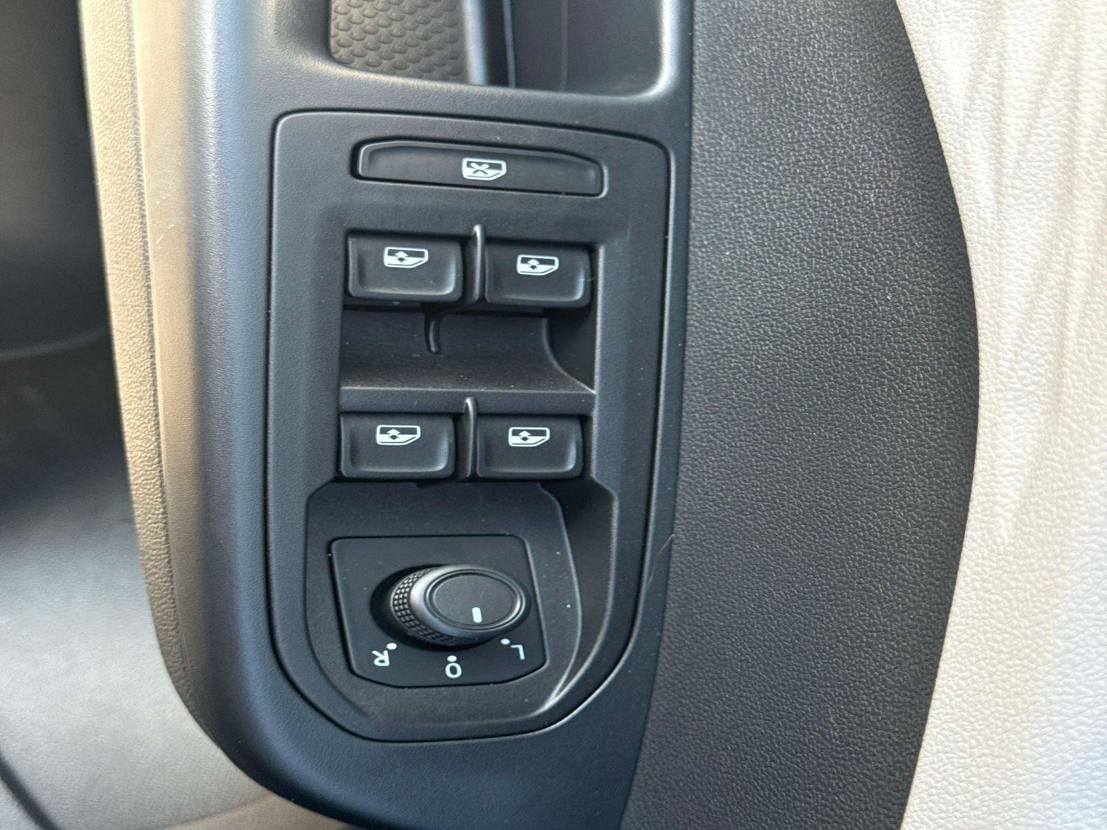 Used 2022 Volkswagen Taos S image 16