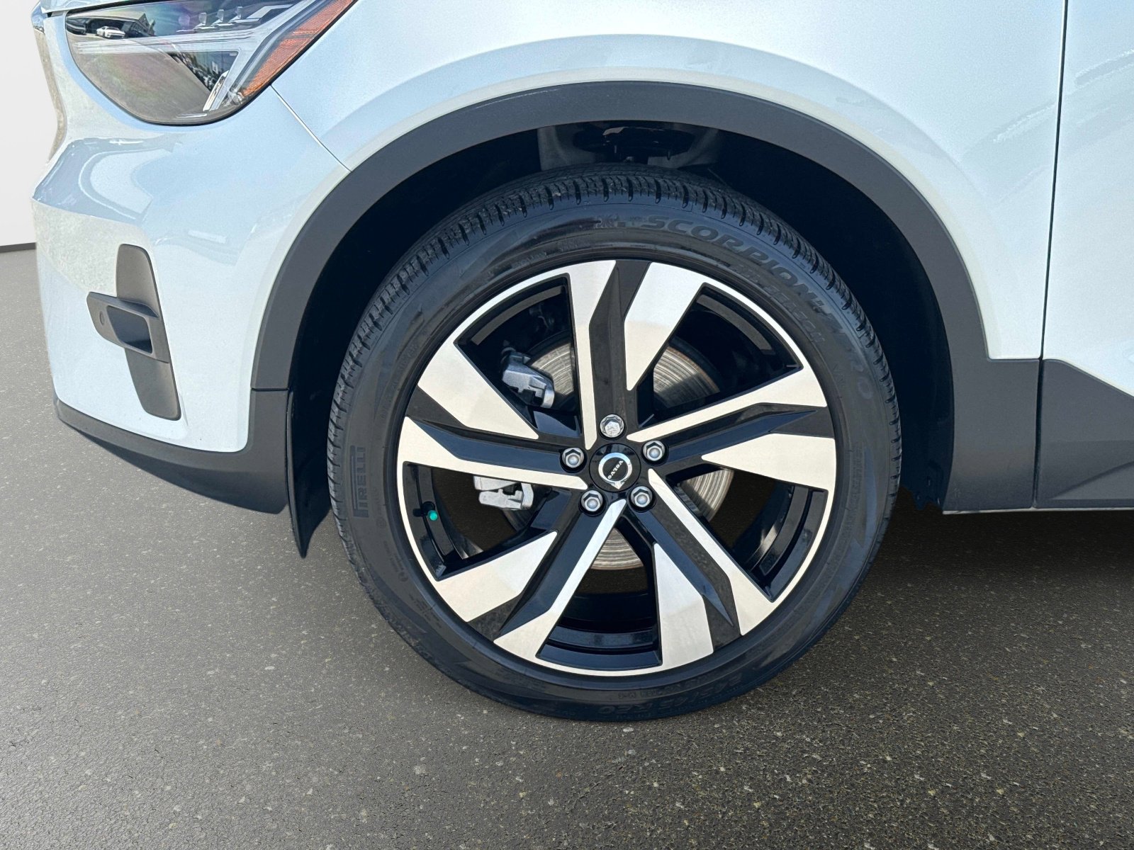 Used 2023 Volvo XC40 B4 Plus w/ Protection Package Premier FWD image 12