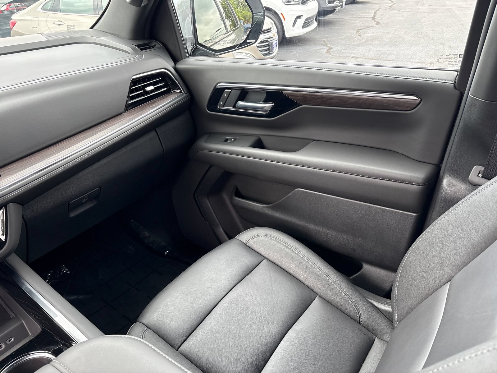 Used 2026 Chevrolet Tahoe Z71 AWD/4WD image 36