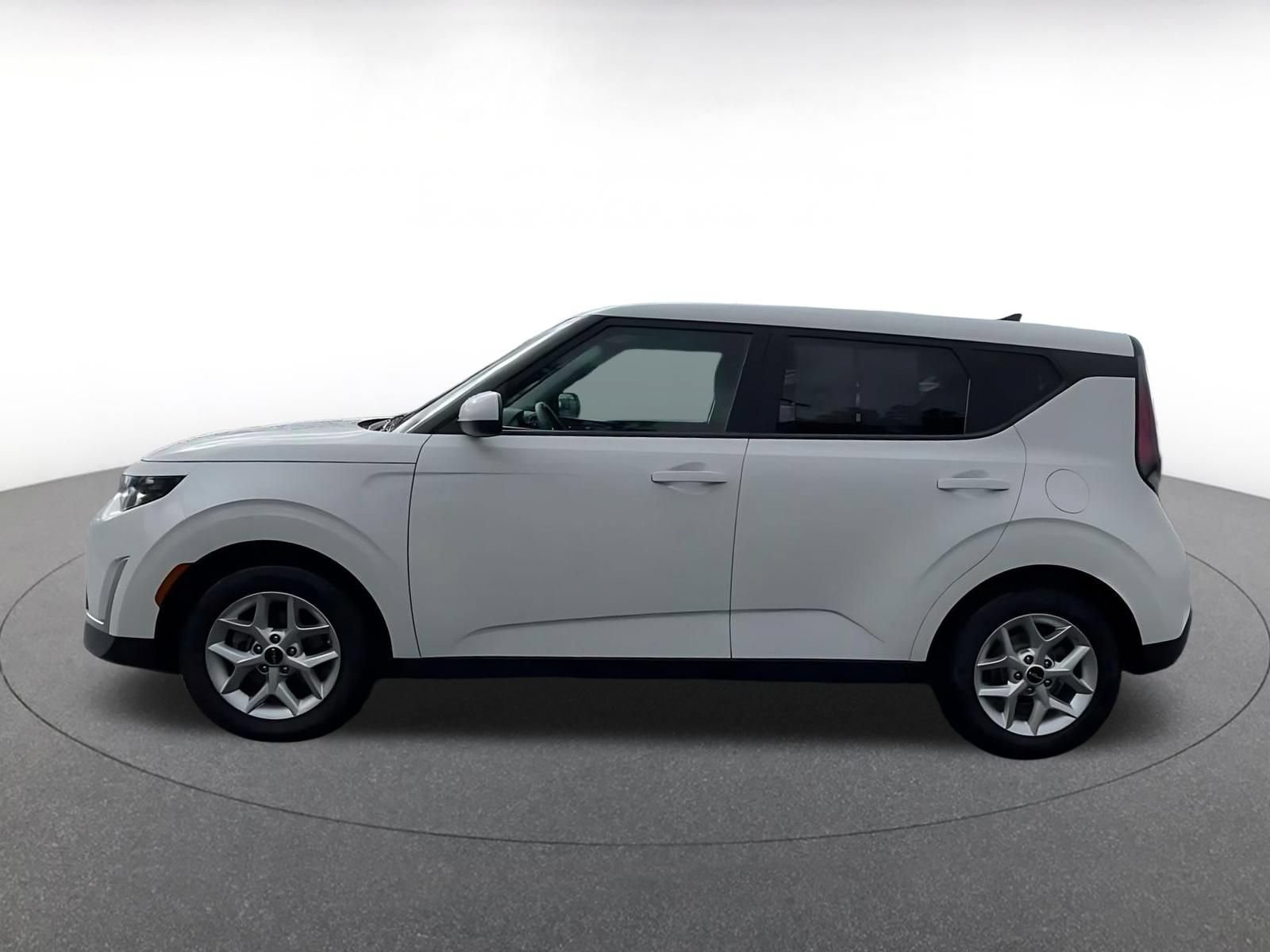 Used 2025 Kia Soul LX w/ LX Technology Package FWD image 8
