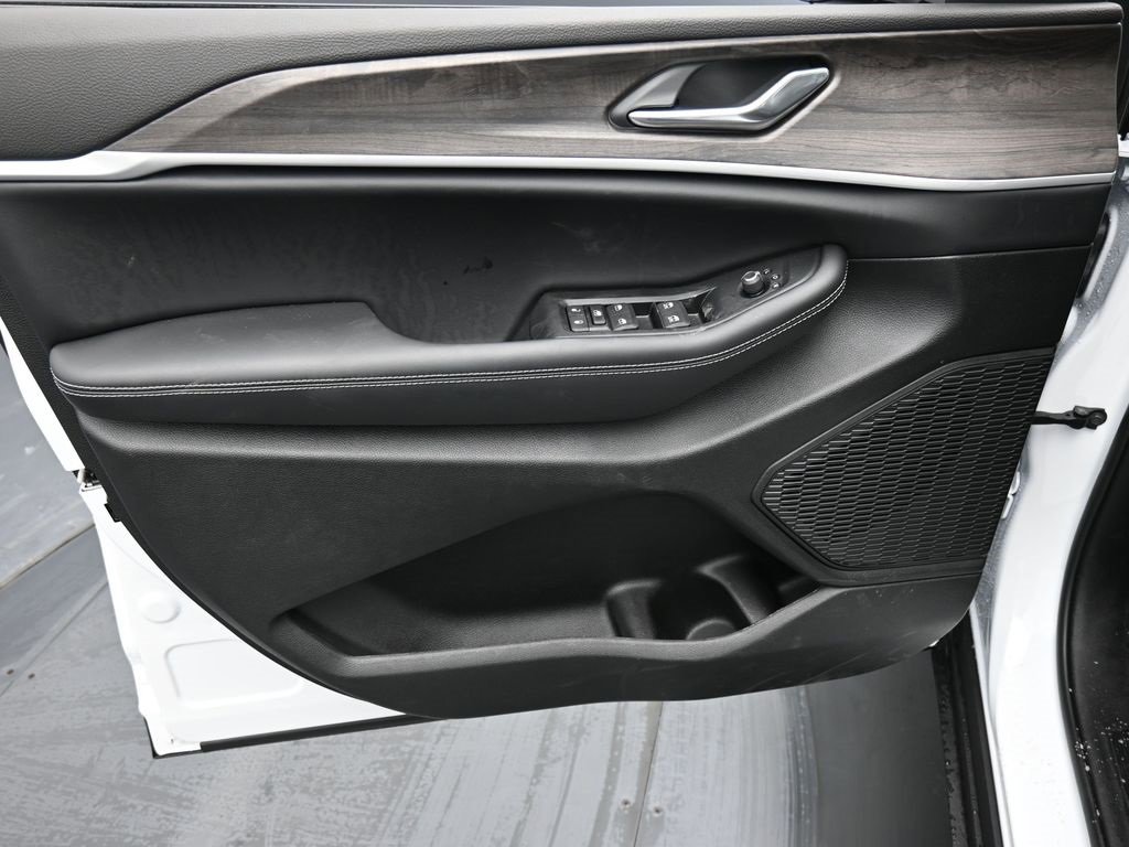 New 2026 Jeep Grand Cherokee Laredo image 9