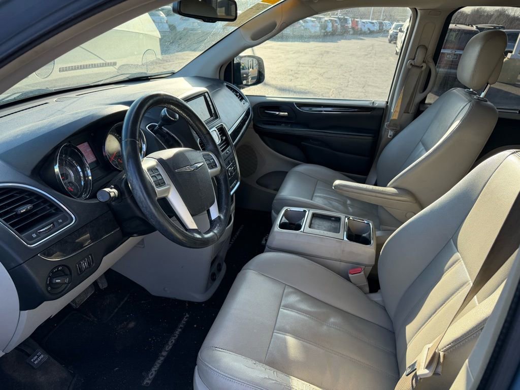 Used 2016 Chrysler Town & Country Touring w/ Driver Convenience Group image 5