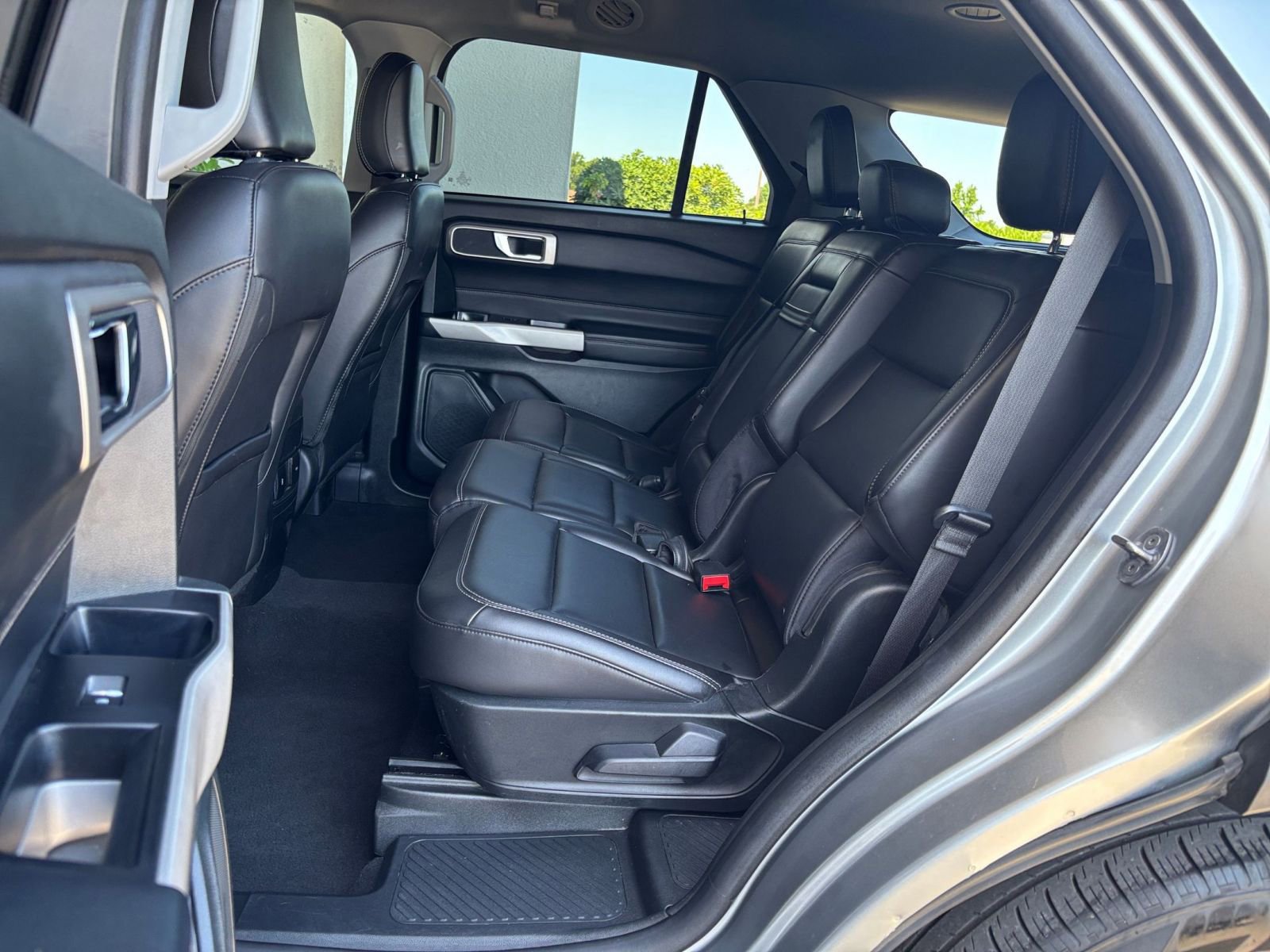 Used 2024 Ford Explorer XLT w/ Equipment Group 202A RWD image 40