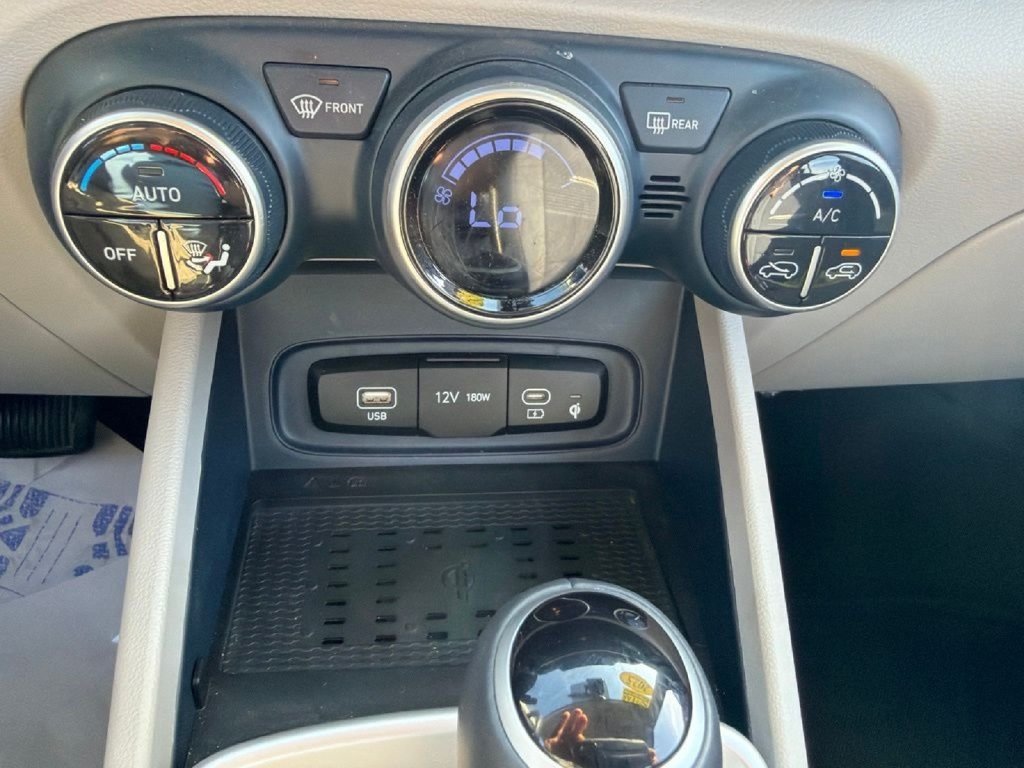 Used 2025 Hyundai Venue Limited FWD image 26