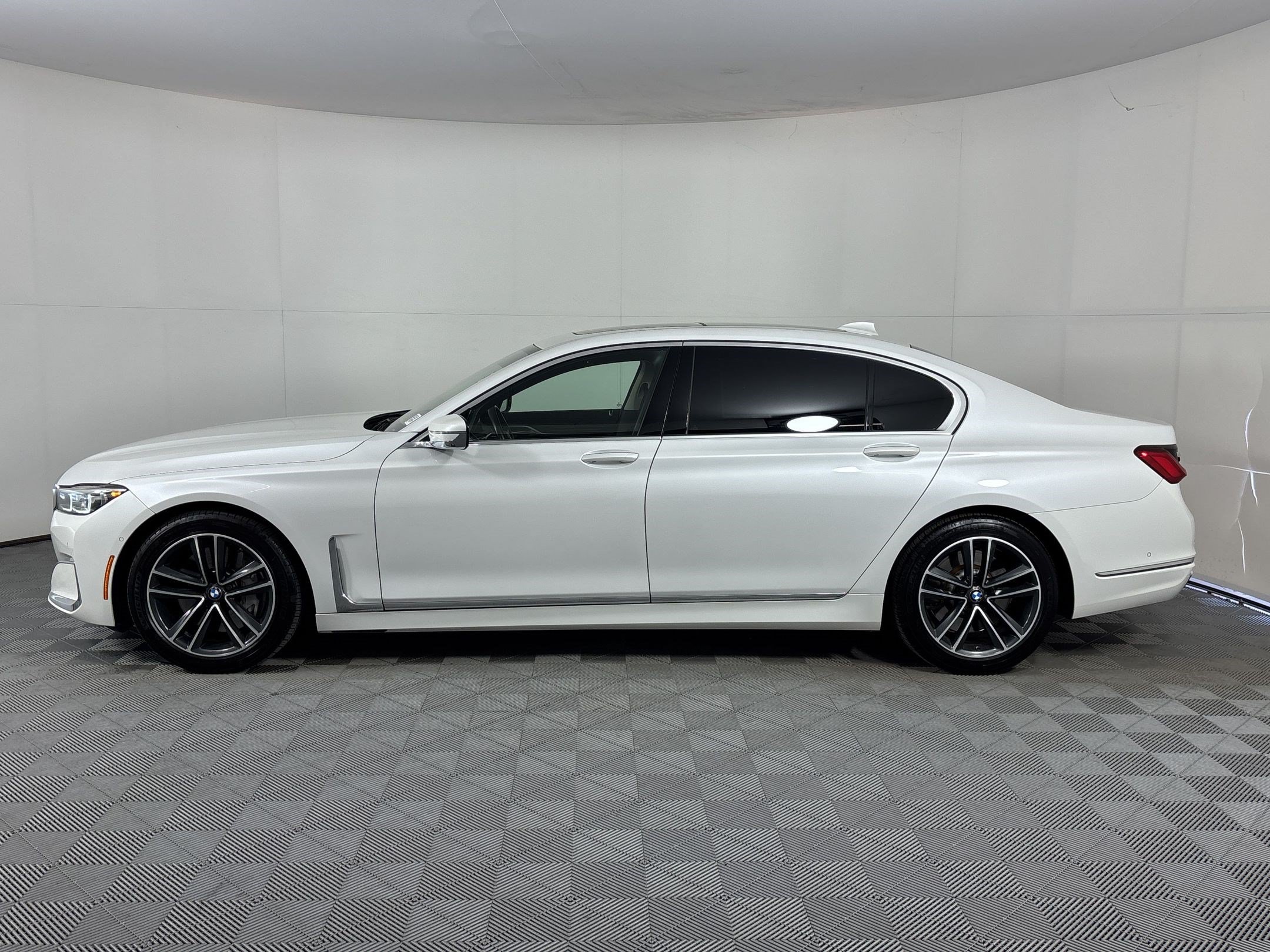 Used 2022 BMW 750Li xDrive AWD/4WD image 2