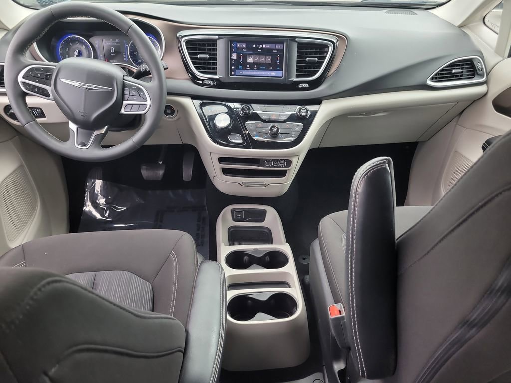 Used 2024 Chrysler Voyager LX image 13